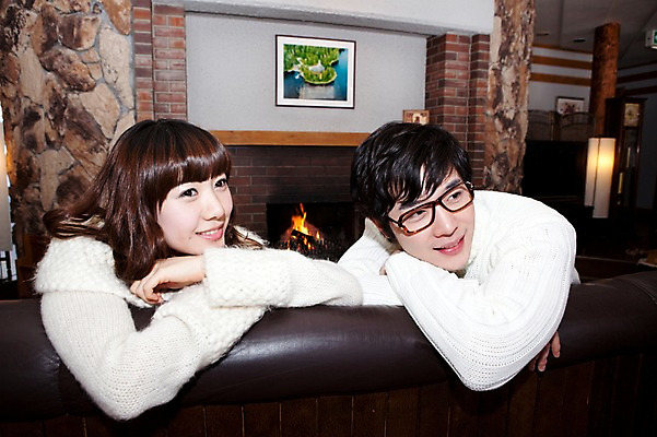 포토 JPG 해외기획촬영 라이프스타일 커플 계절 여자 남자 행복 여행 포즈 가구 겨울 의자 2010년일본 모션 자연 실내 사랑 사람 동양인 상반신 20대 성인 두명 라이프 소파 팔짱 일본 기댐 다정 한국인 스웨터 일본여행 벽난로 청년만 성인만 안경낌 국내포토 감정 아시아 안경 해외여행 생활용품 컨셉 상의 관계 인종 청년 내부 생활 생태계 파일형식