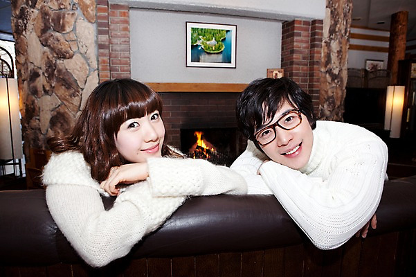 포토 JPG 해외기획촬영 라이프스타일 커플 계절 여자 남자 행복 여행 포즈 가구 겨울 의자 2010년일본 모션 자연 실내 사랑 사람 동양인 상반신 20대 성인 두명 라이프 소파 팔짱 일본 기댐 다정 한국인 스웨터 일본여행 벽난로 청년만 성인만 안경낌 국내포토 감정 아시아 안경 해외여행 생활용품 컨셉 상의 관계 인종 청년 내부 생활 생태계 파일형식