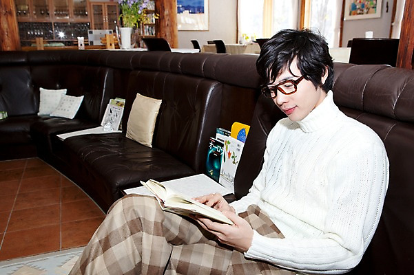 포토 JPG 해외기획촬영 라이프스타일 계절 남자 여행 포즈 가구 겨울 의자 2010년일본 모션 자연 호텔 휴식 실내 한명 사람 앉기 동양인 20대 성인 라이프 옆모습 책 소파 독서 일본 한국인 담요 스웨터 일본여행 무릎담요 남자만 남자한명만 성인남자만 청년만 청년남자만 청년남자한명만 성인한명만 성인남자한명만 성인만 안경낌 국내포토 1 아시아 안경 뷰포인트 해외여행 생활용품 컨셉 상의 숙소 인종 청년 내부 생활 생태계 파일형식