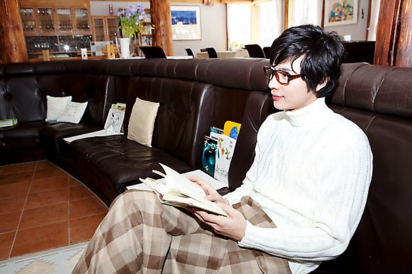 포토 JPG 해외기획촬영 라이프스타일 응시 계절 남자 여행 포즈 가구 겨울 의자 2010년일본 모션 자연 호텔 휴식 실내 한명 사람 앉기 동양인 20대 성인 라이프 옆모습 책 소파 독서 일본 기댐 한국인 담요 스웨터 일본여행 무릎담요 남자만 남자한명만 성인남자만 청년만 청년남자만 청년남자한명만 성인한명만 성인남자한명만 성인만 안경낌 국내포토 1 시선 아시아 안경 뷰포인트 해외여행 생활용품 컨셉 상의 숙소 인종 청년 내부 생활 생태계 파일형식