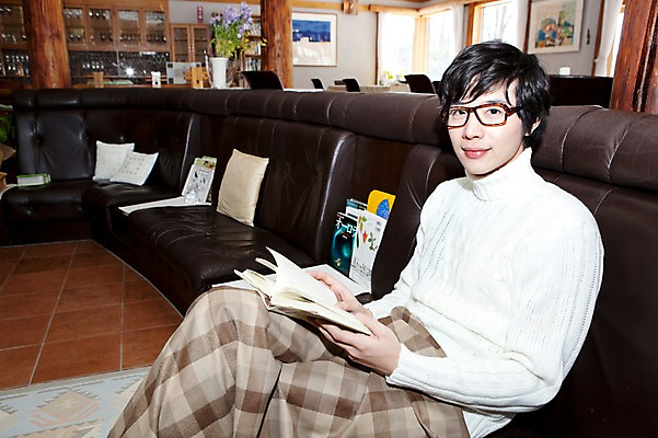 포토 JPG 해외기획촬영 라이프스타일 응시 계절 남자 여행 포즈 가구 겨울 의자 2010년일본 모션 자연 호텔 휴식 실내 한명 사람 앉기 동양인 20대 성인 라이프 책 소파 독서 일본 기댐 한국인 담요 스웨터 일본여행 무릎담요 남자만 남자한명만 성인남자만 청년만 청년남자만 청년남자한명만 성인한명만 성인남자한명만 성인만 안경낌 국내포토 1 시선 아시아 안경 해외여행 생활용품 컨셉 상의 숙소 인종 청년 내부 생활 생태계 파일형식