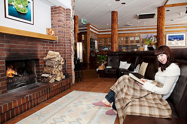 포토 JPG 전신 해외기획촬영 라이프스타일 응시 계절 여자 여행 포즈 가구 겨울 의자 2010년일본 모션 자연 호텔 휴식 슬리퍼 실내 한명 사람 앉기 동양인 20대 성인 라이프 옆모습 책 소파 독서 일본 기댐 한국인 장작 담요 스웨터 일본여행 벽난로 무릎담요 여자만 여자한명만 성인여자만 청년만 청년여자만 성인한명만 청년여자한명만 성인여자한명만 성인만 국내포토 1 시선 아시아 뷰포인트 해외여행 생활용품 신발 컨셉 상의 숙소 인종 청년 내부 생활 생태계 파일형식