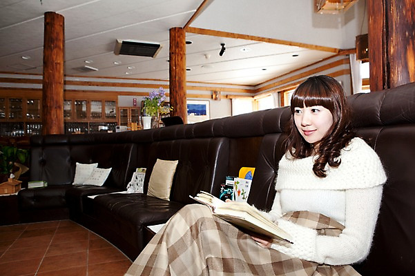 포토 JPG 해외기획촬영 라이프스타일 응시 계절 여자 여행 포즈 가구 겨울 의자 2010년일본 모션 자연 호텔 휴식 실내 한명 사람 앉기 동양인 20대 성인 라이프 책 소파 독서 일본 기댐 한국인 담요 스웨터 일본여행 무릎담요 여자만 여자한명만 성인여자만 청년만 청년여자만 성인한명만 청년여자한명만 성인여자한명만 성인만 국내포토 1 시선 아시아 해외여행 생활용품 컨셉 상의 숙소 인종 청년 내부 생활 생태계 파일형식