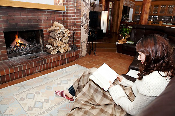 포토 JPG 전신 해외기획촬영 라이프스타일 응시 계절 여자 여행 포즈 가구 겨울 의자 2010년일본 모션 자연 호텔 휴식 슬리퍼 실내 한명 사람 앉기 동양인 20대 성인 라이프 옆모습 책 소파 독서 일본 기댐 한국인 장작 담요 스웨터 일본여행 벽난로 무릎담요 여자만 여자한명만 성인여자만 청년만 청년여자만 성인한명만 청년여자한명만 성인여자한명만 성인만 국내포토 1 시선 아시아 뷰포인트 해외여행 생활용품 신발 컨셉 상의 숙소 인종 청년 내부 생활 생태계 파일형식