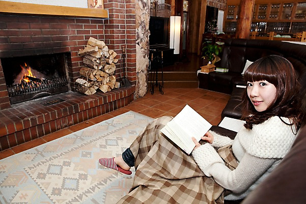 포토 JPG 전신 해외기획촬영 라이프스타일 계절 여자 여행 포즈 가구 겨울 의자 2010년일본 모션 자연 호텔 휴식 슬리퍼 실내 한명 사람 앉기 동양인 20대 성인 라이프 책 소파 독서 일본 기댐 한국인 장작 담요 스웨터 일본여행 벽난로 무릎담요 여자만 여자한명만 성인여자만 청년만 청년여자만 성인한명만 청년여자한명만 성인여자한명만 성인만 국내포토 1 아시아 해외여행 생활용품 신발 컨셉 상의 숙소 인종 청년 내부 생활 생태계 파일형식