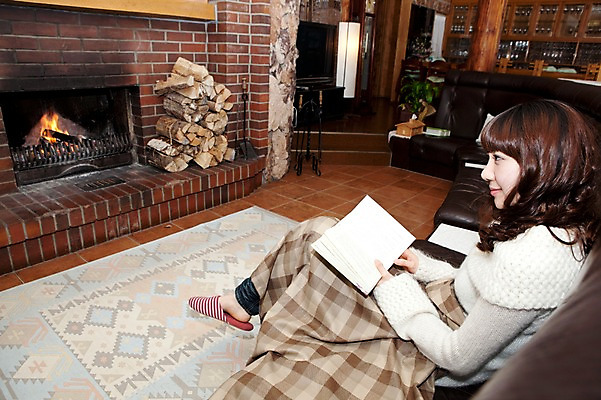 포토 JPG 전신 해외기획촬영 라이프스타일 응시 계절 여자 여행 포즈 가구 겨울 의자 2010년일본 모션 자연 호텔 휴식 슬리퍼 실내 한명 사람 앉기 동양인 20대 성인 라이프 책 소파 독서 일본 기댐 한국인 장작 담요 스웨터 일본여행 벽난로 무릎담요 여자만 여자한명만 성인여자만 청년만 청년여자만 성인한명만 청년여자한명만 성인여자한명만 성인만 국내포토 1 시선 아시아 해외여행 생활용품 신발 컨셉 상의 숙소 인종 청년 내부 생활 생태계 파일형식