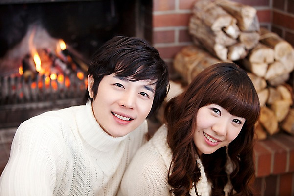 포토 JPG 해외기획촬영 라이프스타일 커플 응시 계절 여자 남자 여행 포즈 겨울 2010년일본 모션 자연 휴식 실내 사랑 사람 앉기 동양인 상반신 20대 성인 두명 라이프 일본 한국인 장작 스웨터 일본여행 벽난로 청년만 성인만 국내포토 시선 감정 아시아 해외여행 컨셉 상의 관계 인종 청년 내부 생활 생태계 파일형식