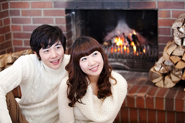 포토 JPG 해외기획촬영 라이프스타일 커플 응시 계절 여자 남자 여행 포즈 겨울 2010년일본 모션 자연 휴식 실내 사랑 사람 앉기 동양인 상반신 20대 성인 두명 라이프 일본 한국인 장작 스웨터 일본여행 벽난로 청년만 성인만 국내포토 시선 감정 아시아 해외여행 컨셉 상의 관계 인종 청년 내부 생활 생태계 파일형식