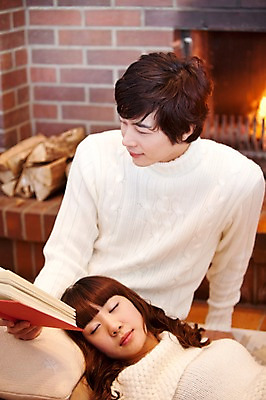 포토 JPG 해외기획촬영 라이프스타일 커플 계절 여자 남자 여행 포즈 쿠션 겨울 2010년일본 모션 자연 휴식 실내 사랑 사람 앉기 동양인 20대 성인 두명 라이프 책 눕기 독서 일본 한국인 잠 수면 장작 스웨터 일본여행 벽난로 무릎베개 청년만 성인만 국내포토 감정 아시아 해외여행 컨셉 상의 관계 인종 청년 내부 생활 물 생태계 파일형식