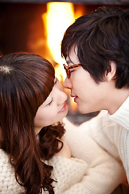 포토 JPG 해외기획촬영 라이프스타일 커플 계절 여자 남자 여행 포즈 겨울 2010년일본 모션 자연 키스 실내 사랑 사람 동양인 근접촬영 상반신 20대 성인 두명 라이프 마주보기 눈감음 일본 한국인 스웨터 일본여행 벽난로 청년만 성인만 안경낌 국내포토 감정 아시아 안경 뷰포인트 해외여행 상의 관계 인종 청년 내부 생활 애정표현 생태계 파일형식