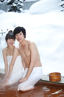 포토 JPG 주간 해외기획촬영 라이프스타일 커플 계절 여자 남자 행복 여행 포즈 겨울 2010년일본 모션 자연 휴식 사랑 미소 웃음 사람 앉기 동양인 상반신 20대 성인 야외 두명 라이프 수건 일본 온천 한국인 눈 일본여행 걸터앉기 바가지 청년만 성인만 국내포토 자연요소 감정 아시아 해외여행 컨셉 관계 날씨 표정 인종 청년 생활 위생용품 스파 생태계 파일형식