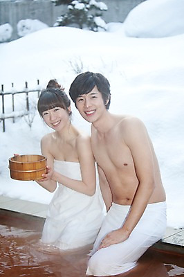 포토 JPG 주간 해외기획촬영 라이프스타일 커플 계절 여자 남자 행복 여행 포즈 겨울 2010년일본 모션 자연 휴식 사랑 미소 웃음 사람 앉기 동양인 상반신 20대 성인 야외 두명 라이프 수건 일본 온천 한국인 눈 일본여행 걸터앉기 청년만 성인만 국내포토 자연요소 감정 아시아 해외여행 컨셉 관계 날씨 표정 인종 청년 생활 위생용품 스파 생태계 파일형식