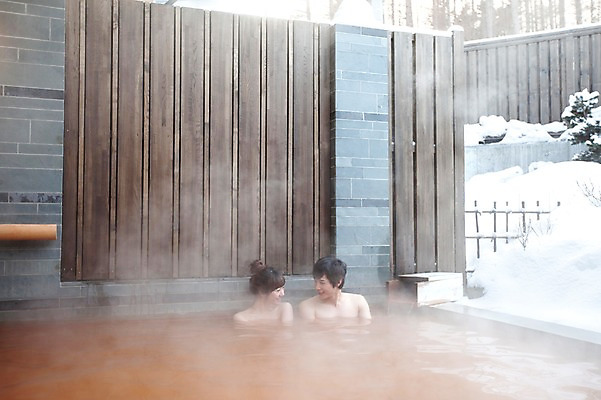 포토 JPG 주간 해외기획촬영 라이프스타일 커플 계절 여자 남자 행복 여행 포즈 겨울 2010년일본 모션 자연 휴식 사랑 미소 웃음 사람 앉기 동양인 상반신 20대 성인 야외 두명 라이프 마주보기 일본 온천 한국인 눈 일본여행 청년만 성인만 국내포토 자연요소 감정 아시아 해외여행 컨셉 관계 날씨 표정 인종 청년 생활 스파 생태계 파일형식