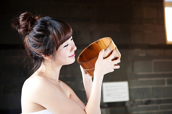 포토 JPG 해외기획촬영 라이프스타일 계절 여자 여행 포즈 겨울 2010년일본 모션 자연 휴식 실내 한명 사람 앉기 동양인 상반신 20대 성인 라이프 옆모습 수건 일본 온천 한국인 뿌리기 일본여행 걸터앉기 바가지 물뿌리기 청년만 성인만 국내포토 1 아시아 뷰포인트 해외여행 컨셉 인종 청년 내부 생활 위생용품 스파 생태계 파일형식