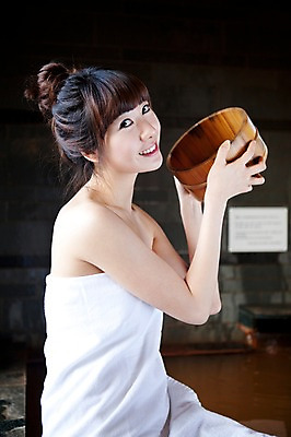 포토 JPG 해외기획촬영 라이프스타일 계절 여자 여행 포즈 겨울 2010년일본 모션 자연 휴식 실내 한명 사람 앉기 동양인 상반신 20대 성인 라이프 수건 일본 온천 한국인 뿌리기 일본여행 걸터앉기 바가지 물뿌리기 청년만 성인만 국내포토 1 아시아 해외여행 컨셉 인종 청년 내부 생활 위생용품 스파 생태계 파일형식