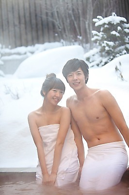 포토 JPG 주간 해외기획촬영 라이프스타일 커플 계절 여자 남자 행복 여행 포즈 겨울 2010년일본 모션 자연 휴식 사랑 미소 웃음 사람 앉기 동양인 상반신 20대 성인 야외 두명 라이프 수건 일본 온천 한국인 눈 일본여행 걸터앉기 청년만 성인만 국내포토 자연요소 감정 아시아 해외여행 컨셉 관계 날씨 표정 인종 청년 생활 위생용품 스파 생태계 파일형식