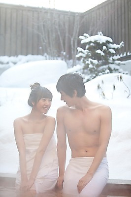 포토 JPG 주간 해외기획촬영 라이프스타일 커플 계절 여자 남자 행복 여행 포즈 겨울 2010년일본 모션 자연 휴식 사랑 미소 웃음 사람 앉기 동양인 상반신 20대 성인 야외 두명 라이프 수건 마주보기 일본 온천 한국인 눈 일본여행 걸터앉기 청년만 성인만 국내포토 자연요소 감정 아시아 해외여행 컨셉 관계 날씨 표정 인종 청년 생활 위생용품 스파 생태계 파일형식