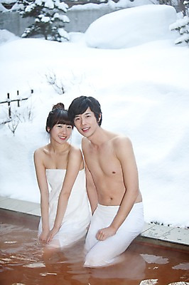 포토 JPG 주간 해외기획촬영 라이프스타일 커플 계절 여자 남자 행복 여행 포즈 겨울 2010년일본 모션 자연 휴식 사랑 미소 웃음 사람 앉기 동양인 상반신 20대 성인 야외 두명 라이프 수건 일본 온천 한국인 눈 일본여행 걸터앉기 청년만 성인만 국내포토 자연요소 감정 아시아 해외여행 컨셉 관계 날씨 표정 인종 청년 생활 위생용품 스파 생태계 파일형식