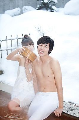 포토 JPG 주간 해외기획촬영 라이프스타일 커플 계절 여자 남자 행복 여행 포즈 겨울 2010년일본 모션 자연 휴식 사랑 미소 웃음 사람 앉기 동양인 상반신 20대 성인 야외 두명 라이프 수건 일본 온천 한국인 눈 뿌리기 일본여행 걸터앉기 바가지 물뿌리기 청년만 성인만 국내포토 자연요소 감정 아시아 해외여행 컨셉 관계 날씨 표정 인종 청년 생활 위생용품 스파 생태계 파일형식