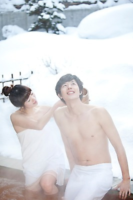 포토 JPG 주간 해외기획촬영 라이프스타일 커플 계절 여자 남자 행복 여행 포즈 겨울 2010년일본 모션 자연 휴식 사랑 미소 웃음 사람 앉기 동양인 상반신 20대 성인 야외 두명 라이프 수건 일본 온천 한국인 눈 뿌리기 일본여행 걸터앉기 바가지 물뿌리기 청년만 성인만 국내포토 자연요소 감정 아시아 해외여행 컨셉 관계 날씨 표정 인종 청년 생활 위생용품 스파 생태계 파일형식