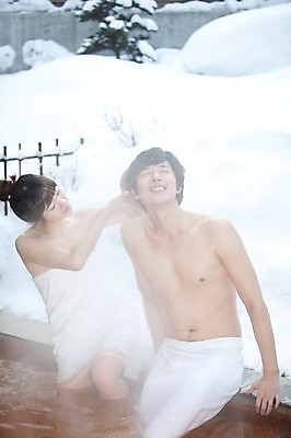 포토 JPG 주간 해외기획촬영 라이프스타일 커플 계절 여자 남자 행복 여행 포즈 겨울 2010년일본 모션 자연 휴식 사랑 미소 웃음 사람 앉기 동양인 상반신 20대 성인 야외 두명 라이프 수건 일본 온천 한국인 눈 뿌리기 일본여행 걸터앉기 바가지 물뿌리기 청년만 성인만 국내포토 자연요소 감정 아시아 해외여행 컨셉 관계 날씨 표정 인종 청년 생활 위생용품 스파 생태계 파일형식