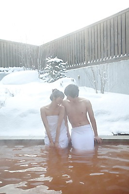 포토 JPG 주간 해외기획촬영 라이프스타일 커플 계절 여자 남자 행복 여행 포즈 겨울 2010년일본 모션 자연 휴식 사랑 미소 웃음 사람 앉기 동양인 상반신 20대 성인 야외 두명 라이프 수건 마주보기 일본 온천 한국인 눈 일본여행 걸터앉기 청년만 성인만 국내포토 자연요소 감정 아시아 해외여행 컨셉 관계 날씨 표정 인종 청년 생활 위생용품 스파 생태계 파일형식