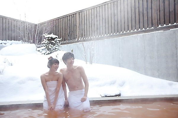 포토 JPG 주간 해외기획촬영 라이프스타일 커플 계절 여자 남자 행복 여행 포즈 겨울 2010년일본 모션 자연 휴식 사랑 미소 웃음 사람 앉기 동양인 상반신 20대 성인 야외 두명 라이프 수건 일본 온천 한국인 눈 일본여행 걸터앉기 청년만 성인만 국내포토 자연요소 감정 아시아 해외여행 컨셉 관계 날씨 표정 인종 청년 생활 위생용품 스파 생태계 파일형식