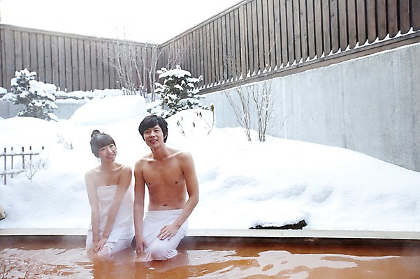 포토 JPG 주간 해외기획촬영 라이프스타일 커플 계절 여자 남자 행복 여행 포즈 겨울 2010년일본 모션 자연 휴식 사랑 미소 웃음 사람 앉기 동양인 상반신 20대 성인 야외 두명 라이프 수건 일본 온천 한국인 눈 일본여행 걸터앉기 청년만 성인만 국내포토 자연요소 감정 아시아 해외여행 컨셉 관계 날씨 표정 인종 청년 생활 위생용품 스파 생태계 파일형식