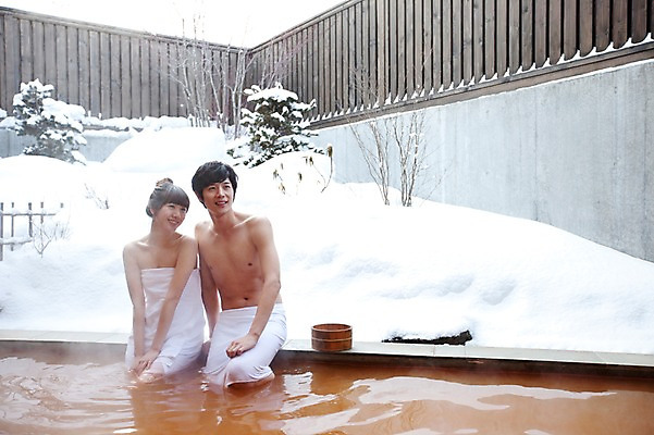 포토 JPG 주간 해외기획촬영 라이프스타일 커플 계절 여자 남자 행복 여행 포즈 겨울 2010년일본 모션 자연 휴식 사랑 미소 웃음 사람 앉기 동양인 상반신 20대 성인 야외 두명 라이프 수건 일본 온천 한국인 눈 일본여행 걸터앉기 바가지 청년만 성인만 국내포토 자연요소 감정 아시아 해외여행 컨셉 관계 날씨 표정 인종 청년 생활 위생용품 스파 생태계 파일형식