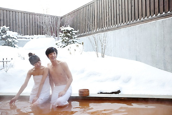 포토 JPG 주간 해외기획촬영 라이프스타일 커플 계절 여자 남자 행복 여행 포즈 겨울 2010년일본 모션 자연 휴식 사랑 미소 웃음 사람 앉기 동양인 상반신 20대 성인 야외 두명 라이프 수건 일본 온천 한국인 눈 일본여행 걸터앉기 바가지 청년만 성인만 국내포토 자연요소 감정 아시아 해외여행 컨셉 관계 날씨 표정 인종 청년 생활 위생용품 스파 생태계 파일형식