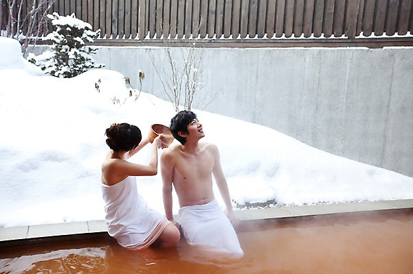 포토 JPG 주간 해외기획촬영 라이프스타일 커플 계절 여자 남자 행복 여행 포즈 겨울 2010년일본 모션 자연 휴식 사랑 미소 웃음 사람 앉기 동양인 상반신 20대 성인 야외 두명 라이프 수건 일본 온천 한국인 눈 뿌리기 일본여행 걸터앉기 바가지 물뿌리기 청년만 성인만 국내포토 자연요소 감정 아시아 해외여행 컨셉 관계 날씨 표정 인종 청년 생활 위생용품 스파 생태계 파일형식