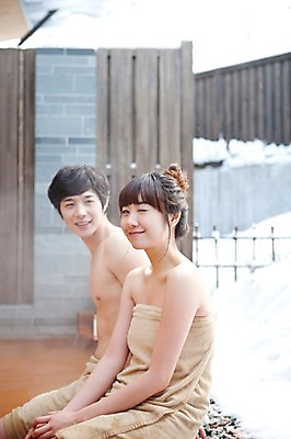 포토 JPG 주간 해외기획촬영 라이프스타일 커플 계절 여자 남자 행복 여행 포즈 겨울 2010년일본 모션 자연 휴식 사랑 윙크 미소 웃음 사람 앉기 동양인 상반신 20대 성인 야외 두명 라이프 수건 일본 온천 한국인 눈 일본여행 걸터앉기 청년만 성인만 국내포토 자연요소 감정 아시아 해외여행 컨셉 관계 날씨 표정 인종 청년 생활 위생용품 스파 생태계 파일형식