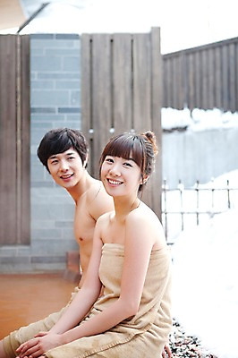 포토 JPG 주간 해외기획촬영 라이프스타일 커플 계절 여자 남자 행복 여행 포즈 겨울 2010년일본 모션 자연 휴식 사랑 미소 웃음 사람 앉기 동양인 상반신 20대 성인 야외 두명 라이프 수건 일본 온천 한국인 눈 일본여행 걸터앉기 청년만 성인만 국내포토 자연요소 감정 아시아 해외여행 컨셉 관계 날씨 표정 인종 청년 생활 위생용품 스파 생태계 파일형식