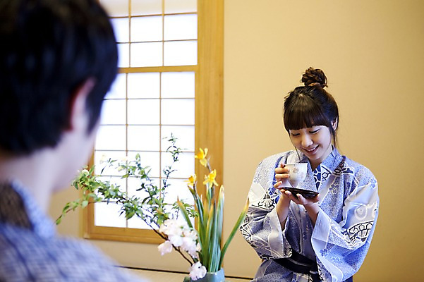 포토 JPG 해외기획촬영 라이프스타일 커플 응시 계절 여자 남자 전통문화 여행 포즈 겨울 일본문화 2010년일본 모션 자연 탁자 휴식 사랑 사람 앉기 동양인 상반신 20대 성인 두명 라이프 일본 꽃병 침실 한국인 붓기 차 다기 전통의상 기모노 일본여행 마주앉기 청년만 성인만 내려보기 국내포토 동양문화 전통 시선 꽃 감정 아시아 문화 음료 외국문화 해외여행 가구 컨셉 관계 인종 청년 생활 다도 일본전통의상 생태계 파일형식