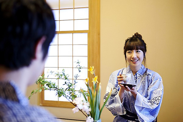 포토 JPG 해외기획촬영 라이프스타일 커플 응시 계절 여자 남자 전통문화 여행 포즈 겨울 일본문화 2010년일본 모션 자연 탁자 휴식 사랑 미소 웃음 사람 앉기 동양인 상반신 20대 성인 두명 라이프 일본 꽃병 침실 한국인 붓기 차 다기 전통의상 기모노 일본여행 마주앉기 청년만 성인만 국내포토 동양문화 전통 시선 꽃 감정 아시아 문화 음료 외국문화 해외여행 가구 컨셉 관계 표정 인종 청년 생활 다도 일본전통의상 생태계 파일형식