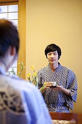 포토 JPG 해외기획촬영 라이프스타일 커플 응시 계절 여자 남자 전통문화 여행 포즈 겨울 일본문화 2010년일본 모션 자연 탁자 휴식 사랑 사람 앉기 동양인 상반신 20대 성인 두명 라이프 일본 꽃병 침실 한국인 차 다기 전통의상 기모노 일본여행 마주앉기 청년만 성인만 국내포토 동양문화 전통 시선 꽃 감정 아시아 문화 음료 외국문화 해외여행 가구 컨셉 관계 인종 청년 생활 다도 일본전통의상 생태계 파일형식