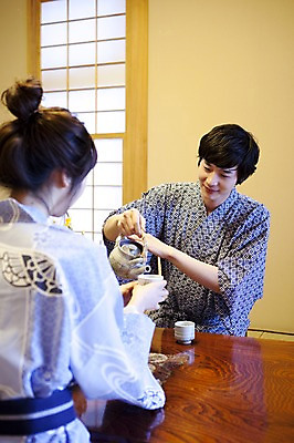 포토 JPG 해외기획촬영 라이프스타일 커플 계절 여자 남자 전통문화 여행 포즈 겨울 일본문화 2010년일본 모션 자연 탁자 휴식 사랑 사람 앉기 동양인 상반신 20대 성인 두명 라이프 일본 꽃병 침실 한국인 붓기 차 다기 전통의상 기모노 일본여행 마주앉기 청년만 성인만 국내포토 동양문화 전통 꽃 감정 아시아 문화 음료 외국문화 해외여행 가구 컨셉 관계 인종 청년 생활 다도 일본전통의상 생태계 파일형식