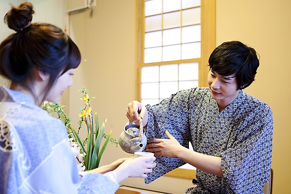 포토 JPG 해외기획촬영 라이프스타일 커플 계절 여자 남자 전통문화 여행 포즈 겨울 일본문화 2010년일본 모션 자연 탁자 휴식 사랑 사람 앉기 동양인 상반신 20대 성인 두명 라이프 일본 꽃병 침실 한국인 붓기 차 다기 전통의상 기모노 일본여행 마주앉기 청년만 성인만 국내포토 동양문화 전통 꽃 감정 아시아 문화 음료 외국문화 해외여행 가구 컨셉 관계 인종 청년 생활 다도 일본전통의상 생태계 파일형식