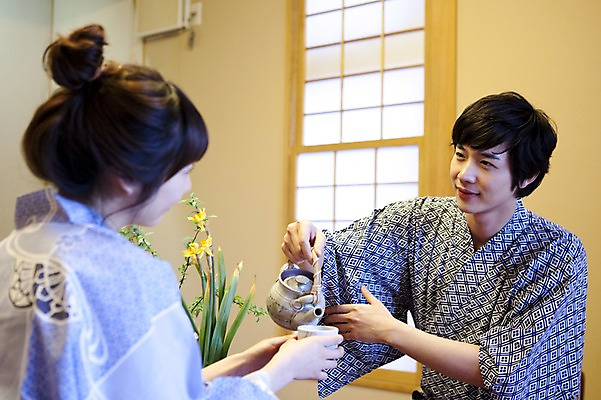 포토 JPG 해외기획촬영 라이프스타일 커플 응시 계절 여자 남자 전통문화 여행 포즈 겨울 일본문화 2010년일본 모션 자연 탁자 휴식 사랑 사람 앉기 동양인 상반신 20대 성인 두명 라이프 일본 꽃병 침실 한국인 붓기 차 다기 전통의상 기모노 일본여행 마주앉기 청년만 성인만 국내포토 동양문화 전통 시선 꽃 감정 아시아 문화 음료 외국문화 해외여행 가구 컨셉 관계 인종 청년 생활 다도 일본전통의상 생태계 파일형식