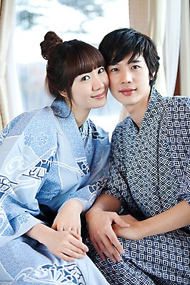 포토 JPG 해외기획촬영 라이프스타일 커플 계절 여자 남자 전통문화 여행 포즈 겨울 일본문화 2010년일본 모션 자연 휴식 사랑 미소 웃음 사람 앉기 동양인 상반신 20대 성인 두명 라이프 일본 침실 한국인 전통의상 기모노 일본여행 창가 청년만 성인만 국내포토 동양문화 전통 감정 아시아 문화 외국문화 해외여행 컨셉 창문 관계 표정 인종 청년 생활 일본전통의상 생태계 파일형식