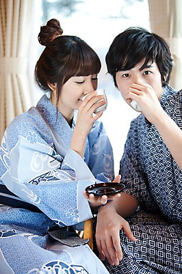 포토 JPG 해외기획촬영 라이프스타일 커플 계절 여자 남자 전통문화 여행 포즈 겨울 일본문화 2010년일본 모션 자연 휴식 사랑 사람 앉기 동양인 상반신 20대 성인 두명 라이프 일본 침실 한국인 마시기 차 다기 전통의상 기모노 일본여행 창가 청년만 성인만 국내포토 동양문화 전통 감정 아시아 문화 음료 외국문화 해외여행 컨셉 창문 관계 인종 청년 생활 다도 일본전통의상 생태계 파일형식