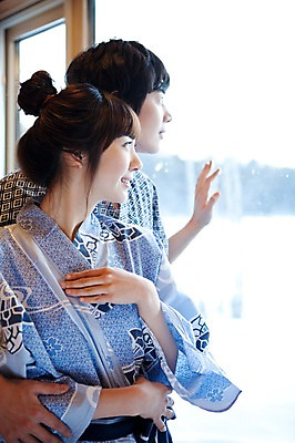 포토 JPG 해외기획촬영 라이프스타일 커플 계절 여자 남자 전통문화 여행 포즈 겨울 일본문화 2010년일본 안기 모션 자연 휴식 사랑 서기 사람 동양인 상반신 20대 성인 두명 라이프 옆모습 일본 기댐 침실 한국인 전통의상 기모노 일본여행 창가 청년만 성인만 국내포토 동양문화 전통 감정 아시아 문화 뷰포인트 외국문화 해외여행 컨셉 창문 관계 인종 청년 생활 일본전통의상 생태계 파일형식