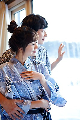 포토 JPG 해외기획촬영 라이프스타일 커플 계절 여자 남자 전통문화 여행 포즈 겨울 일본문화 2010년일본 안기 모션 자연 휴식 사랑 서기 미소 웃음 사람 동양인 상반신 20대 성인 두명 라이프 옆모습 일본 기댐 침실 한국인 전통의상 기모노 일본여행 창가 청년만 성인만 국내포토 동양문화 전통 감정 아시아 문화 뷰포인트 외국문화 해외여행 컨셉 창문 관계 표정 인종 청년 생활 일본전통의상 생태계 파일형식