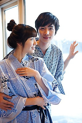 포토 JPG 해외기획촬영 라이프스타일 커플 계절 여자 남자 전통문화 여행 포즈 겨울 일본문화 2010년일본 안기 모션 자연 휴식 사랑 서기 미소 웃음 사람 동양인 상반신 20대 성인 두명 라이프 일본 기댐 침실 한국인 전통의상 기모노 일본여행 창가 청년만 성인만 국내포토 동양문화 전통 감정 아시아 문화 외국문화 해외여행 컨셉 창문 관계 표정 인종 청년 생활 일본전통의상 생태계 파일형식