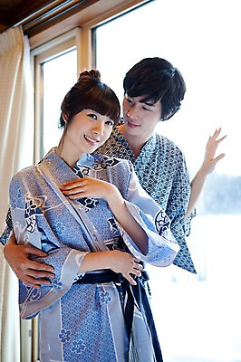 포토 JPG 해외기획촬영 라이프스타일 커플 계절 여자 남자 전통문화 여행 포즈 겨울 일본문화 2010년일본 안기 모션 자연 휴식 사랑 서기 미소 웃음 사람 동양인 상반신 20대 성인 두명 라이프 일본 기댐 침실 한국인 전통의상 기모노 일본여행 창가 청년만 성인만 국내포토 동양문화 전통 감정 아시아 문화 외국문화 해외여행 컨셉 창문 관계 표정 인종 청년 생활 일본전통의상 생태계 파일형식