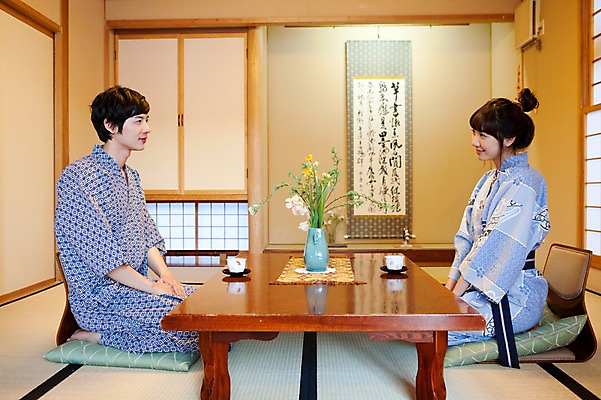 포토 JPG 전신 해외기획촬영 라이프스타일 커플 계절 여자 남자 전통문화 여행 포즈 겨울 일본문화 2010년일본 모션 자연 탁자 휴식 사랑 사람 앉기 동양인 20대 성인 두명 라이프 옆모습 마주보기 일본 꽃병 침실 한국인 차 다기 전통의상 기모노 일본여행 마주앉기 청년만 성인만 국내포토 동양문화 전통 꽃 감정 아시아 문화 음료 뷰포인트 외국문화 해외여행 가구 컨셉 관계 인종 청년 생활 다도 일본전통의상 생태계 파일형식