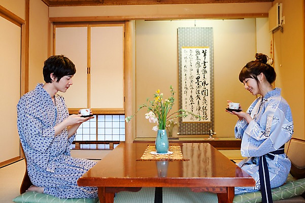 포토 JPG 전신 해외기획촬영 라이프스타일 커플 계절 여자 남자 전통문화 여행 포즈 겨울 일본문화 2010년일본 모션 자연 탁자 휴식 사랑 사람 앉기 동양인 20대 성인 두명 라이프 옆모습 일본 꽃병 침실 한국인 마시기 차 다기 전통의상 기모노 일본여행 마주앉기 청년만 성인만 국내포토 동양문화 전통 꽃 감정 아시아 문화 음료 뷰포인트 외국문화 해외여행 가구 컨셉 관계 인종 청년 생활 다도 일본전통의상 생태계 파일형식