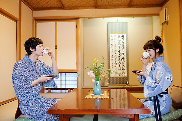 포토 JPG 전신 해외기획촬영 라이프스타일 커플 계절 여자 남자 전통문화 여행 포즈 겨울 일본문화 2010년일본 모션 자연 탁자 휴식 사랑 사람 앉기 동양인 20대 성인 두명 라이프 옆모습 일본 꽃병 침실 한국인 마시기 차 다기 전통의상 기모노 일본여행 마주앉기 청년만 성인만 국내포토 동양문화 전통 꽃 감정 아시아 문화 음료 뷰포인트 외국문화 해외여행 가구 컨셉 관계 인종 청년 생활 다도 일본전통의상 생태계 파일형식