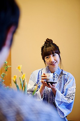 포토 JPG 해외기획촬영 라이프스타일 커플 계절 여자 남자 전통문화 여행 포즈 겨울 일본문화 2010년일본 모션 자연 휴식 사랑 미소 웃음 사람 앉기 동양인 상반신 20대 성인 두명 라이프 마주보기 일본 꽃병 침실 한국인 마시기 차 다기 전통의상 기모노 일본여행 마주앉기 청년만 성인만 국내포토 동양문화 전통 꽃 감정 아시아 문화 음료 외국문화 해외여행 컨셉 관계 표정 인종 청년 생활 다도 일본전통의상 생태계 파일형식