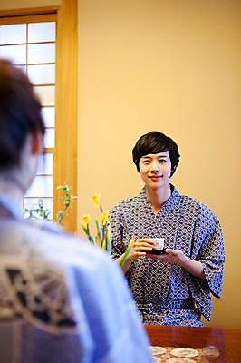 포토 JPG 해외기획촬영 라이프스타일 커플 계절 여자 남자 전통문화 여행 포즈 겨울 일본문화 2010년일본 모션 자연 탁자 휴식 사랑 사람 앉기 동양인 상반신 20대 성인 두명 라이프 마주보기 일본 꽃병 침실 한국인 마시기 차 다기 전통의상 기모노 일본여행 마주앉기 청년만 성인만 국내포토 동양문화 전통 꽃 감정 아시아 문화 음료 외국문화 해외여행 가구 컨셉 관계 인종 청년 생활 다도 일본전통의상 생태계 파일형식